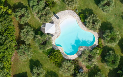 Podere Il Pozzangone, Lucignano: Blå, Svømmepøl, Skygge, Udvej, Landscaping, Thermae, Eco Hotel, Backyard, Dam, Villa