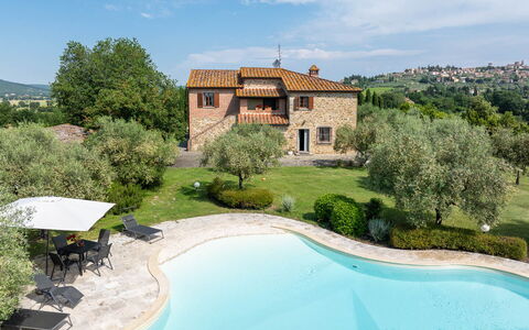 Podere Il Pozzangone, Lucignano: Svømmepøl, Sommerhus, Stuehus, Lawn, Have, Estate, Landscaping, Villa, Gård