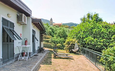 La Casa di Menny: Møbel, Udendørs Møbler, Stol, Have, Bejdse, Lawn, Hårdttræ, Skygge, Backyard
