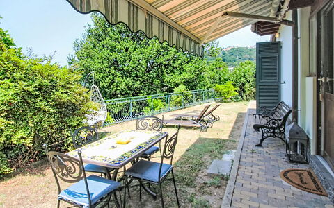 La Casa di Menny: Møbel, Udendørs Møbler, Stol, Have, Bejdse, Lawn, Hårdttræ, Skygge, Backyard