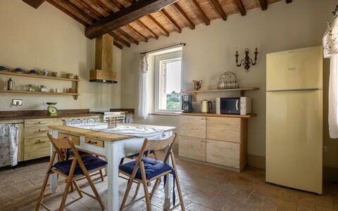 Il Casale al Colle: Møbel, Indretning, Gulvbelægning, Træ, Loft, Etage, Hjem, Køkken, Værelse, Cabinetry