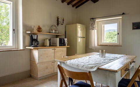 Il Casale al Colle: Møbel, Indretning, Træ, Gulvbelægning, Køkken, Loft, Etage, Værelse, Belysning, Bord