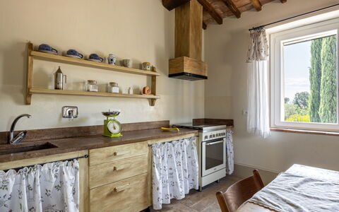 Il Casale al Colle: Træ, Køkken, Indretning, Møbel, Countertop, Gulvbelægning, Cabinetry, Værelse, Hjem, Køkken Apparat