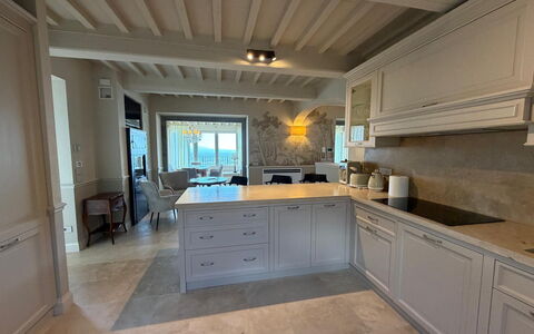 Villa Maddalena alla Guglielmesca: Møbel, Gulvbelægning, Indretning, Køkken, Countertop, Træ, Cabinetry, Etage, Loft, Belysning