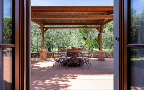 Il Cipresso, Casa Lucia, Cortona: Møbel, Træ, Stol, Veranda, Bord, Loft, Gulvbelægning, Etage, Udendørs Møbler, Bejdse