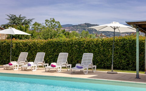 Il Cipresso, Casa Lucia, Cortona: Svømmepøl, Paraply, Udendørs Møbler, Udvej, Skygge, Stol, Udendørs Bord, Liggestol, Eco Hotel, Landscaping