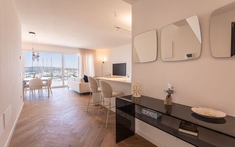 Terrazza Mare, Jacuzzi and Seaview: Indretning, Gulvbelægning, Møbel, Etage, Lejlighed, Loft, Stol, Trægulve, Stue
