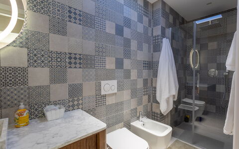 Terrazza Mare, Jacuzzi and Seaview: Gulvbelægning, Etage, Badeværelse, Indretning, Sanitærarmatur, Flise, Toilet, Toiletbræt, Kompositmateriale, Mosaic