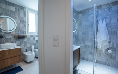 Porto di Luce Luxury, Jacuzzi and Seaview: Indretning, Badeværelse, Gulvbelægning, Etage, Sanitærarmatur, Væg, Badeværelsesvask, Toilet, Loft, Spejl