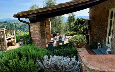 Villa Larino: Busk, Have, Mursten, Bunddække, Landscaping, Backyard, Flise, Blomsterkrukke, Gård