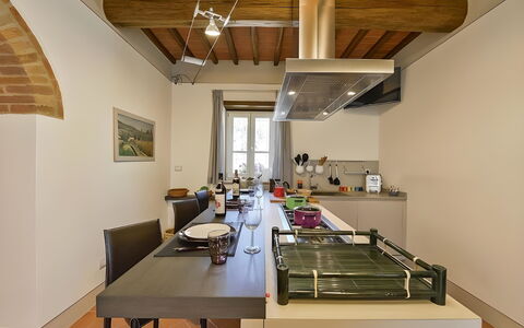 Villa Larino: Møbel, Indretning, Køkken, Gulvbelægning, Countertop, Køkken Apparat, Træ, Loft, Belysning, Etage
