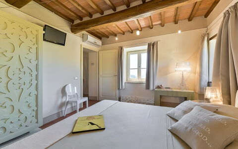 Villa Larino: Væg, Indretning, Soveværelse, Seng, Gulvbelægning, Etage, Loft, Møbel, Værelse, Belysning