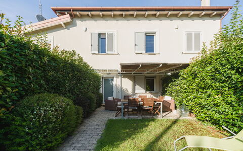 Casa delle Rondini: Møbel, Indretning, Gulvbelægning, Etage, Bord, Træ, Loft, Stol, Værelse, Couch