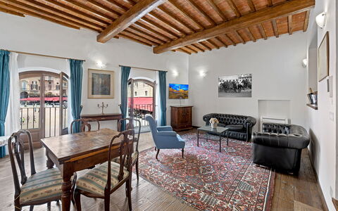 La Piazza Grand Vista Suite: Væg, Indretning, Lejlighed, Loft, Møbel, Stue, Billedramme, Couch, Maling