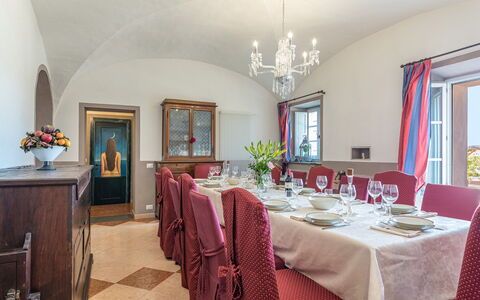 Antica Villa Merelli 12: Møbel, Bord, Indretning, Stol, Spisestue, Bordservice, Værelse, Belysning, Loft, Dug