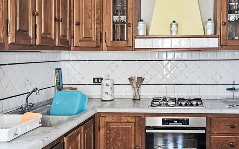 Casa Lulù: Køkken, Countertop, Køkken Apparat, Cabinetry, Større Bandage, Køkkenvask, Træ, Komfur, Indretning, Gulvbelægning