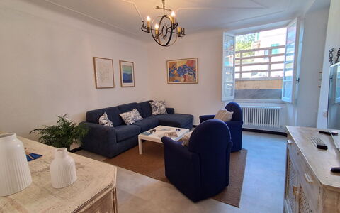 La Riva - Levanto: Møbel, Indretning, Gulvbelægning, Couch, Etage, Væg, Træ, Loft, Stue, Værelse
