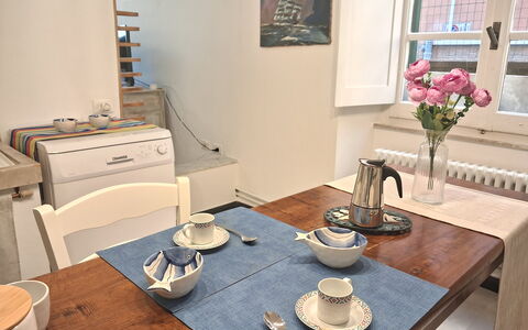 La Riva - Levanto: Møbel, Bord, Træ, Bordservice, Indretning, Køkken & Spisebord, Serveware, Stol, Gulvbelægning, Spisestue