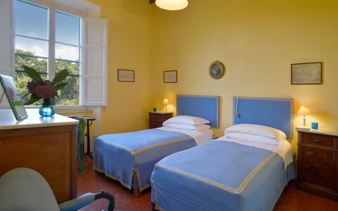Villa Gioli: Møbel, Indretning, Hjem, Værelse, Billedramme, Bed Frame, Lampe, Lampeskærm, Hotel, Sengetøj
