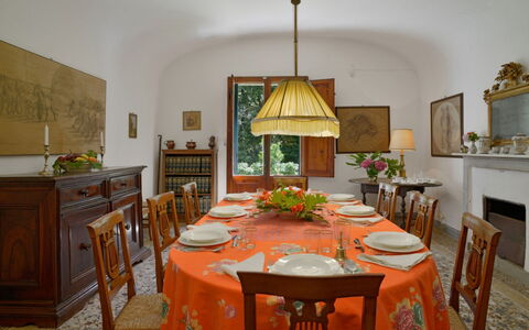 Villa Gioli: Møbel, Indretning, Bord, Textile, Loft, Belysning, Værelse, Gulvbelægning, Spisestue, Lysarmatur