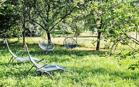 Il Pozzo dei Desideri: Grøn, Græs, Have, Lawn, Bunddække, Forår, Bagagerum, Sollys, Parkere