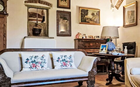 Il Pozzo dei Desideri: Møbel, Indretning, Gulvbelægning, Træ, Couch, Stue, Værelse, Etage, Textile, Billedramme