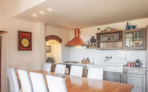 Bellavista: Møbel, Indretning, Gulvbelægning, Køkken, Væg, Træ, Loft, Lysarmatur, Etage, Countertop