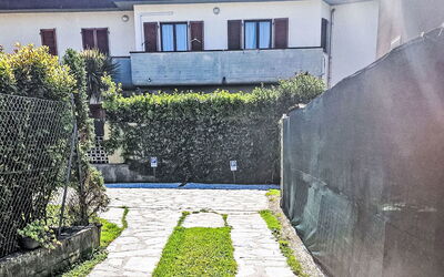 Marina di Massa 651: Indkørsel, Have, Walkway, Flise, Skygge, Gyde, Landscaping, Backyard, Cobblestone, Skygge