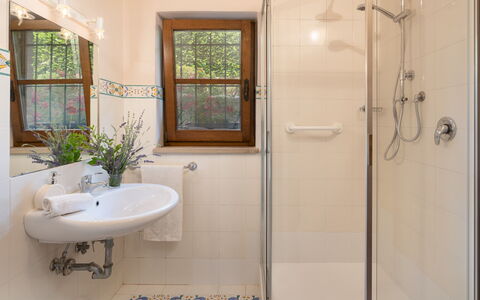 Villa Sorripa 6: Badeværelse, Sanitærarmatur, Indretning, Badeværelsesvask, Gulvbelægning, Etage, Toilet, Vvs, Tap, Bruser