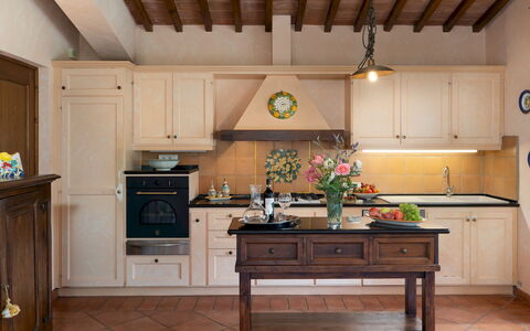Villa Sorripa 6: Møbel, Køkken, Indretning, Cabinetry, Træ, Gulvbelægning, Countertop, Lysarmatur, Skab, Køkken Apparat