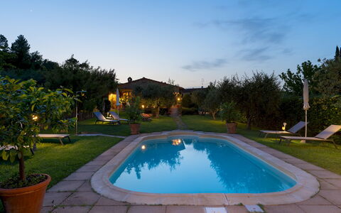 Villa Sorripa 6: Svømmepøl, Udvej, Thermae, Udendørs Møbler, Eco Hotel, Backyard, Hacienda, Have, Estate, Water Feature
