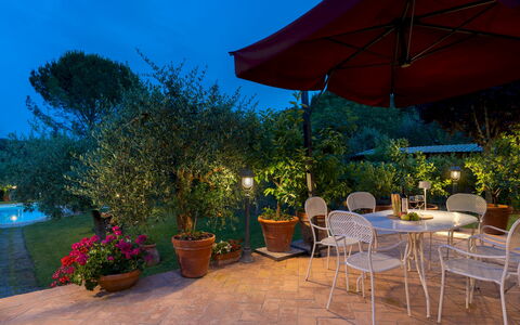 Villa Sorripa 6: Svømmepøl, Møbel, Udendørs Møbler, Udvej, Busk, Have, Stol, Eco Hotel, Backyard