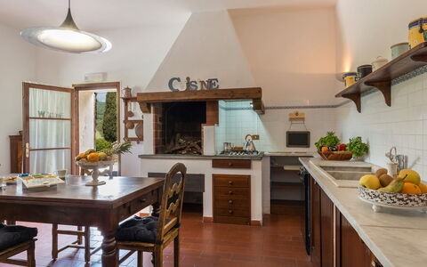 Podere Calcheto 14: Møbel, Køkken, Indretning, Træ, Gulvbelægning, Countertop, Loft, Hjem, Belysning, Cabinetry