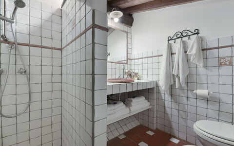 Villa Ginestraio 14: Væg, Sanitærarmatur, Badeværelse, Indretning, Vvs, Gulvbelægning, Tap, Etage, Håndvask, Badeværelsesvask