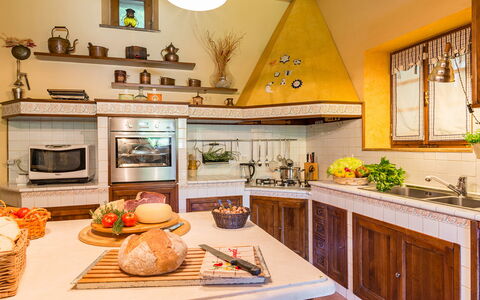 La Casa Dell'Artista 6: Indretning, Møbel, Køkken, Træ, Countertop, Loft, Gulvbelægning, Cabinetry, Værelse, Belysning