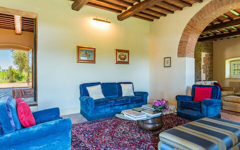 Villa Pucci 12: Væg, Indretning, Møbel, Gulvbelægning, Hjem, Etage, Værelse, Loft, Couch, Stue