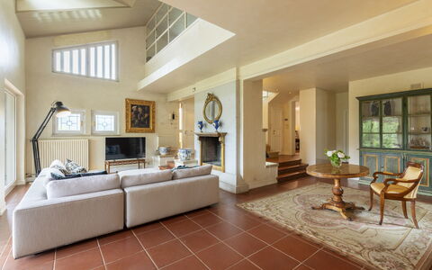 Villa Ninfeo 10+4: Indretning, Møbel, Gulvbelægning, Etage, Væg, Couch, Loft, Træ, Stue, Værelse