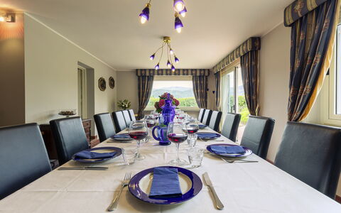 Villa Ninfeo 10+4: Møbel, Indretning, Bord, Loft, Stol, Bordservice, Belysning, Gulvbelægning, Textile, Spisestue