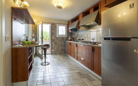 Villa Ninfeo 10+4: Køkken, Countertop, Større Bandage, Køkken Apparat, Møbel, Gulvbelægning, Indretning, Cabinetry, Loft, Husholdningsapparat