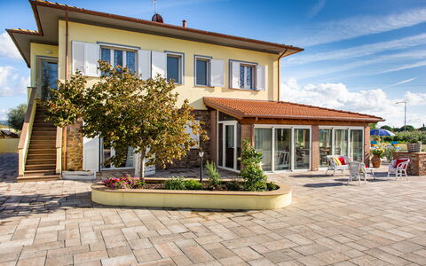 Il Nocciolo 12: Hjem, Boligområde, Dør, Skygge, Estate, Flise, Veranda, Beton, Blomsterkrukke, Villa