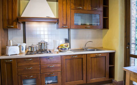 La Torre dei Fagiani 8+2: Køkken, Cabinetry, Køkken Apparat, Større Bandage, Træ, Countertop, Indretning, Skab, Møbel, Gulvbelægning