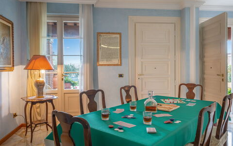 Villa Gabri 8: Møbel, Indretning, Væg, Gulvbelægning, Træ, Bord, Stol, Etage, Værelse, Spisestue
