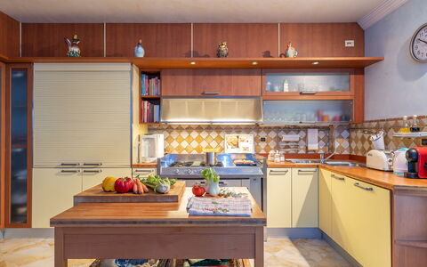 Villa Gabri 8: Køkken, Køkken Apparat, Cabinetry, Møbel, Countertop, Indretning, Større Bandage, Gulvbelægning, Træ, Skab