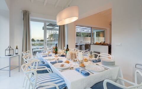 Villa Giomoa 8: Møbel, Indretning, Stol, Bord, Køkken & Spisebord, Gulvbelægning, Spisestue, Etage, Loft, Belysning