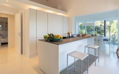 Villa Giomoa 8: Møbel, Indretning, Køkken, Gulvbelægning, Countertop, Væg, Etage, Træ, Loft, Stol