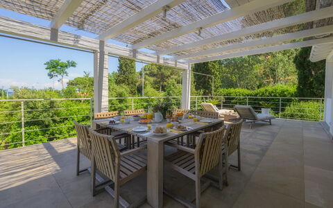 Villa Giomoa 8: Møbel, Træ, Stol, Udendørs Møbler, Bord, Udendørs Bord, Veranda, Køkken & Spisebord, Skygge, Udendørs Struktur