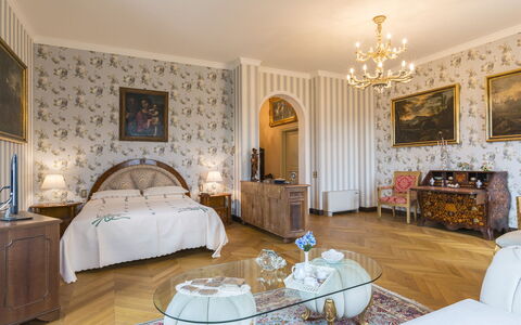 Villa Michelangelo 14: Møbel, Indretning, Gulvbelægning, Etage, Væg, Soveværelse, Loft, Træ, Værelse, Seng