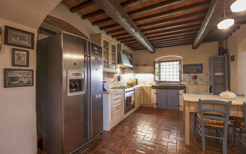 Buca delle Fate 8: Møbel, Indretning, Gulvbelægning, Væg, Køkken, Træ, Cabinetry, Etage, Loft, Køkken Apparat