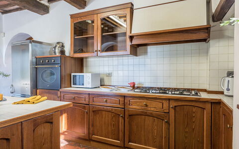 Villalta 18+2: Køkken, Cabinetry, Træ, Indretning, Countertop, Køkken Apparat, Møbel, Gulvbelægning, Større Bandage, Skab