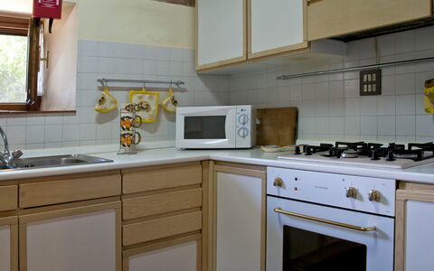 Frantusa 6+2: Køkken Apparat, Køkken, Countertop, Større Bandage, Komfur, Cabinetry, Køkkenvask, Komfur, Husholdningsapparat, Gaskomfur